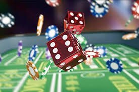 Người chơi đang trải nghiệm game bắn cá vui123 trên điện thoại di động